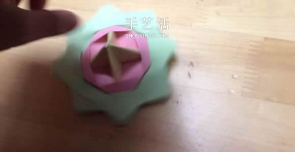 How to fold a spinning paper top with a simple flower-shaped top origami tutorial