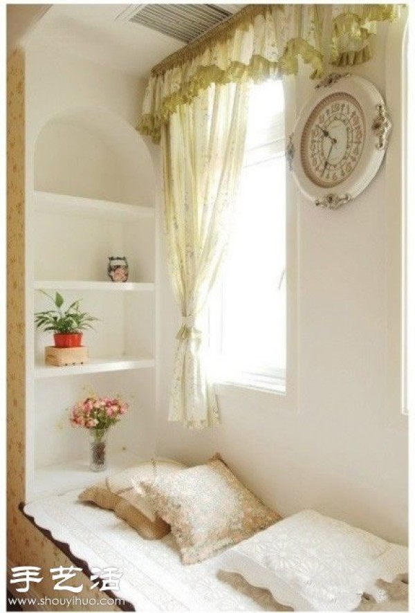 DIY beautiful bay window makes the den full of home atmosphere