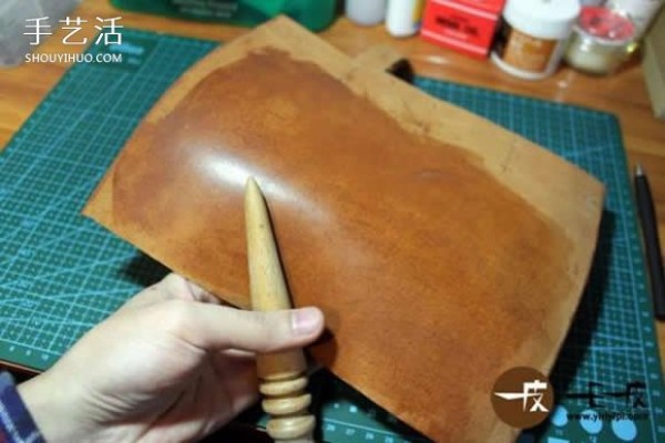 Handmade leather key bag making tutorial, DIY key bag tutorial illustration