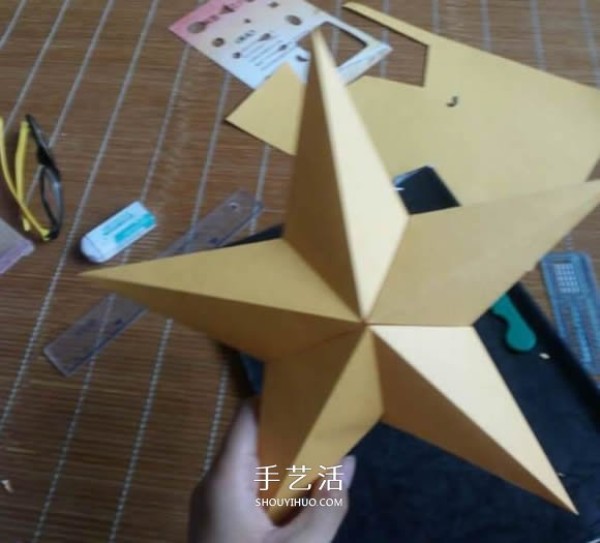 How to use cardboard to make a three-dimensional five-pointed star. Illustration of the folding method