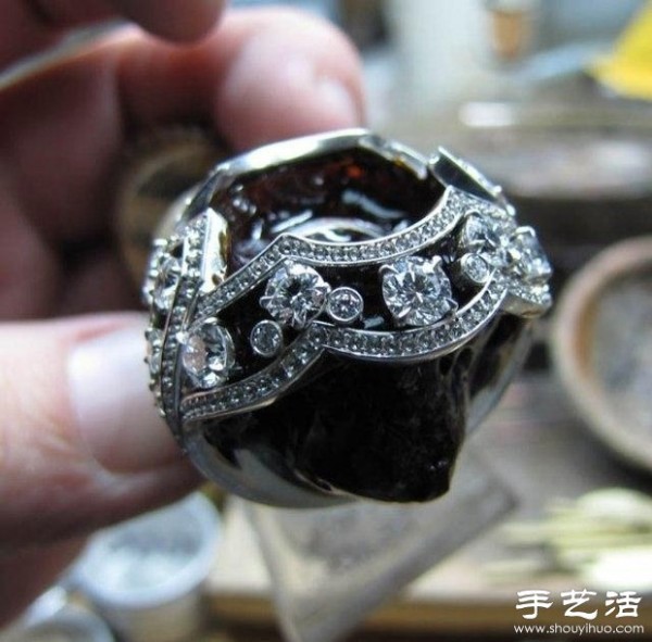 The hand-making process of emerald ring