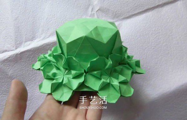 Illustration of how to fold a beautiful straw hat. Steps to make an origami flower straw hat.