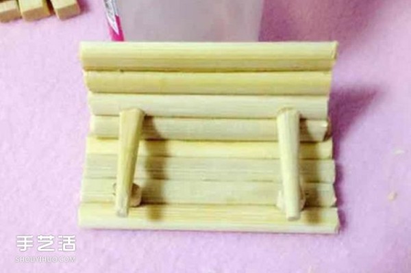 Illustration of how to make a chair with armrests using disposable chopsticks