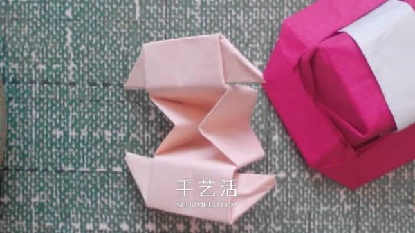 The origami method of a simple small hat, how to fold a brimmed hat with illustrations