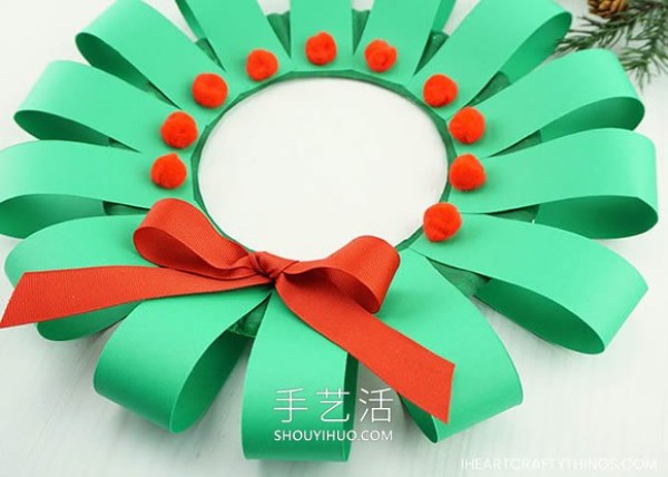 Tutorial on how to make a handmade paper plate Christmas wreath in kindergarten