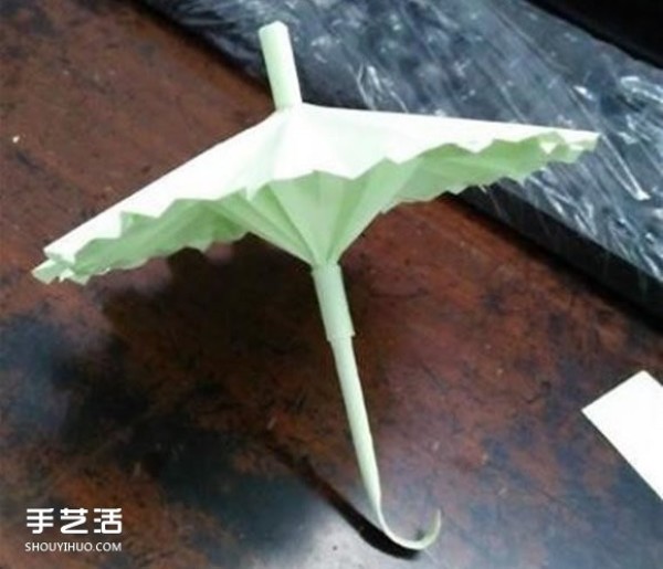 The folding method of a small three-dimensional umbrella illustrates how to make a paper umbrella for children