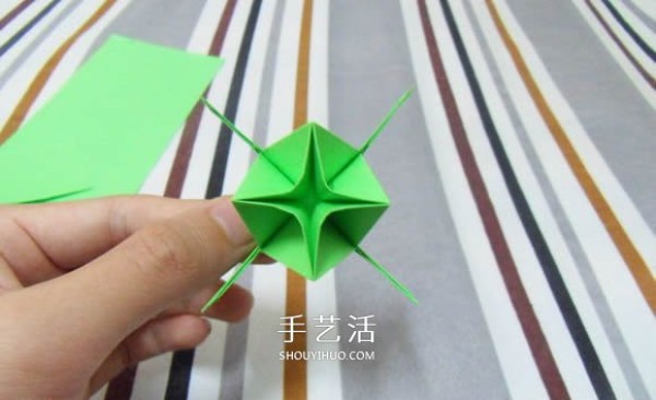 Tutorial on handmade origami flower holders can perfectly match Kawasaki roses