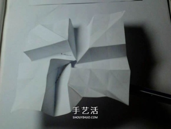 Illustration of folding method of beautiful four-cornered rose transformed from Fukuyama rose