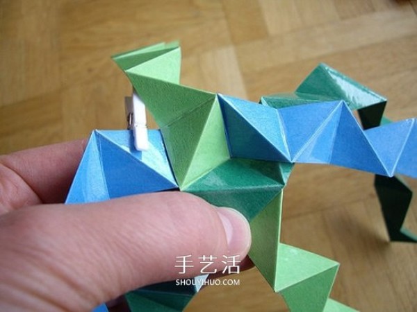 The steps of folding a paper ball and the picture of the detailed steps of origami balls