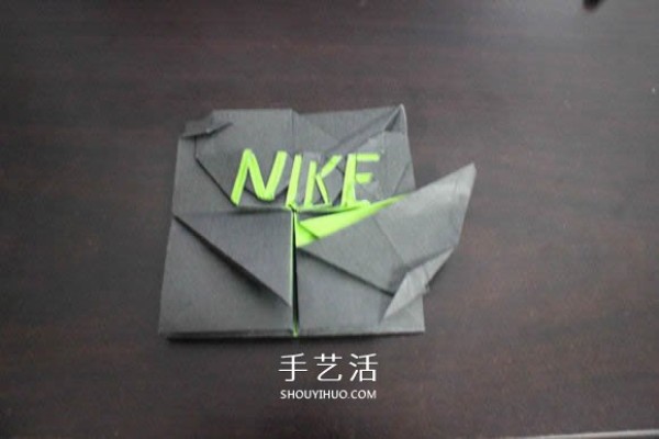 Illustrations of how to fold the NIKE logo using the origami method