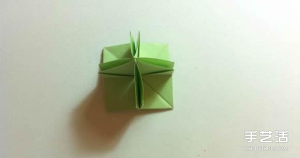 A piece of paper to fold a four-leaf clover, an illustration of the steps to fold a creative four-leaf clover