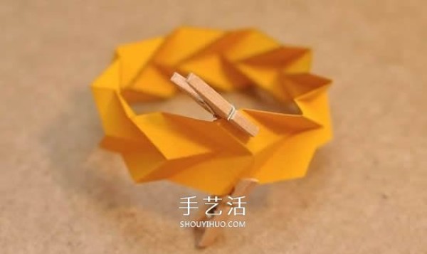 An illustrated tutorial on folding a bracelet using cardboard will teach you how to fold a three-dimensional geometric bracelet