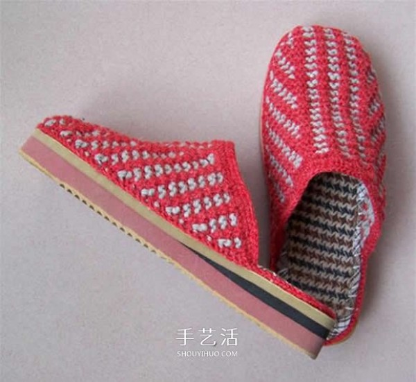 Step-by-step diagram of knitting slippers with stick stitches and illustrations of the knitting method of woolen slippers