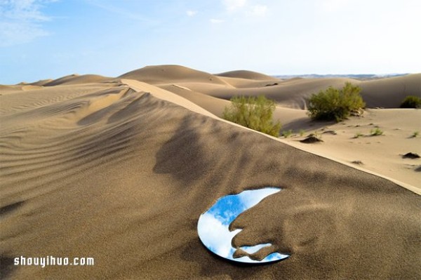 The mirage-like installation art desert and the blue sky in the mirror of high-rise buildings