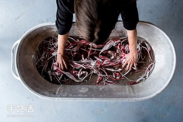 Environmentally friendly wine bottles from the sea bring clean garbage back into the hands of consumers