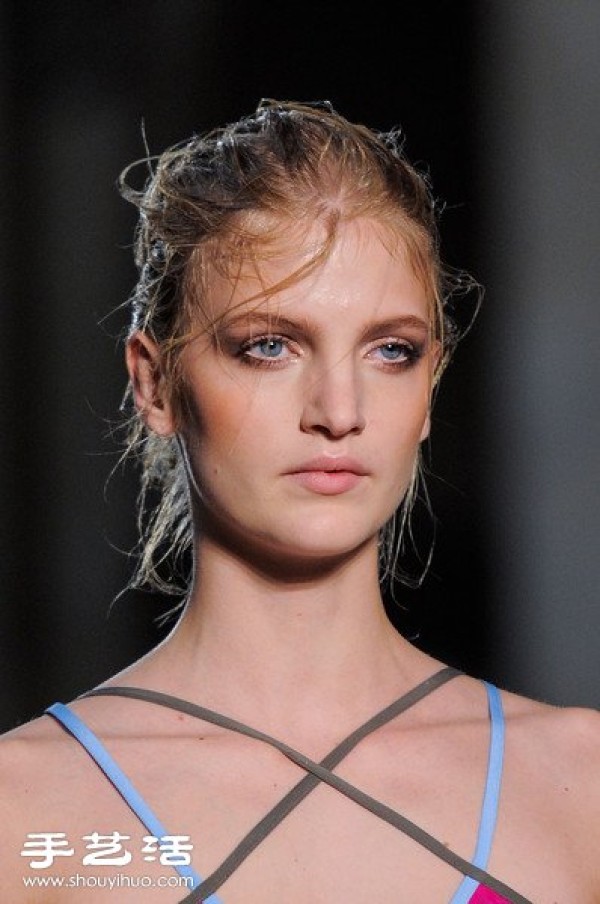 Sexy and smart, the most popular wet hair trend on the show in recent years