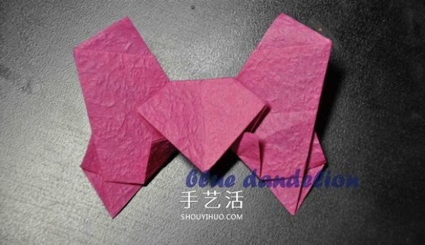 Illustrations of how to fold a romantic butterfly heart, step-by-step pictures of origami butterfly hearts