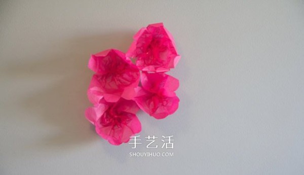 Hide the spring at home and use tissue paper to make hand-made flowers to decorate the walls