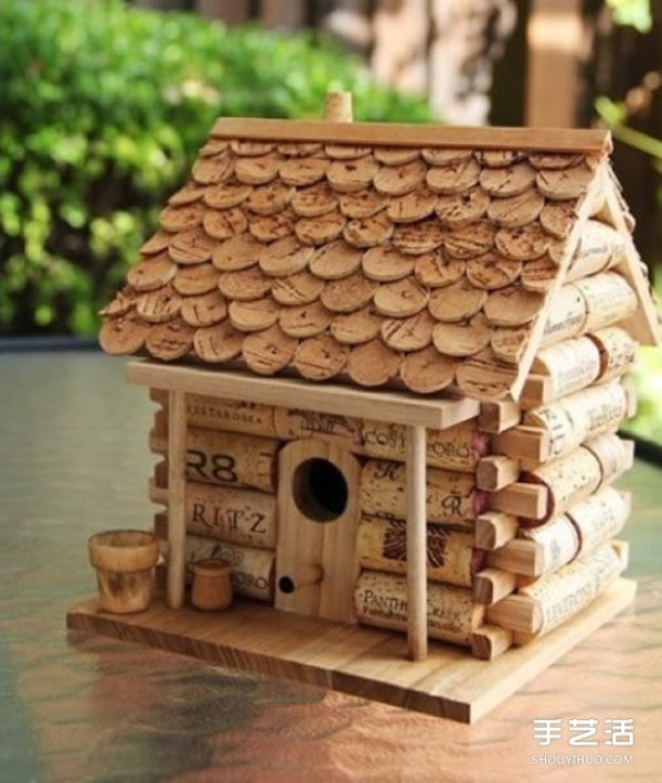 Use red wine bottle cork waste to DIY a cute dollhouse birdcage