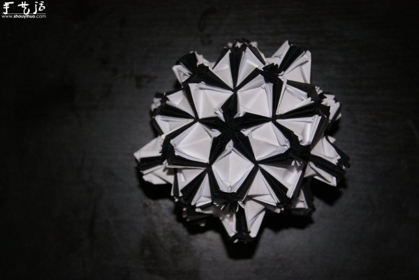 Appreciation of paper-colored love song in black and white with origami works