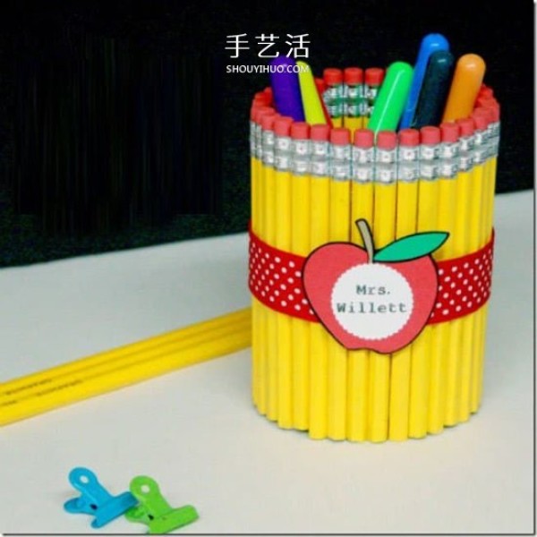 Tutorial on how to use waste to make a homemade Teachers Day pen holder gift