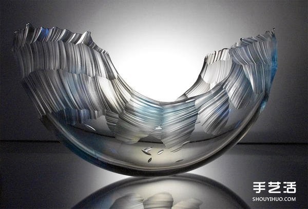 If the waves are frozen: the glass sculpture presents a moment of turbulence