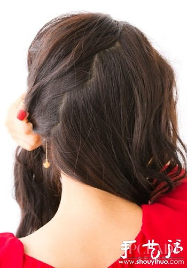 DIY Tutorial on Loose Updo Hairstyles Suitable for Women with Round Faces