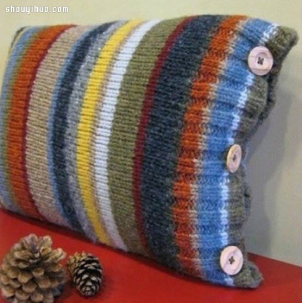 Renovate an old sweater and use DIY to make a beautiful handcuff and pillow