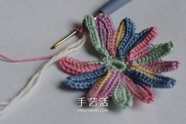 The method of crocheting colorful chrysanthemums in the graphic unit of the crocheting method of chrysanthemums