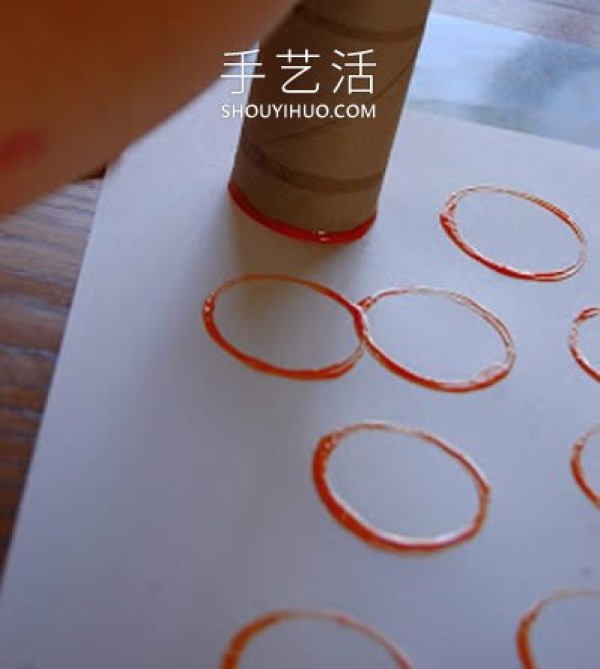 Illustration of a simple method of drawing a Halloween pumpkin using a rolling paper tube