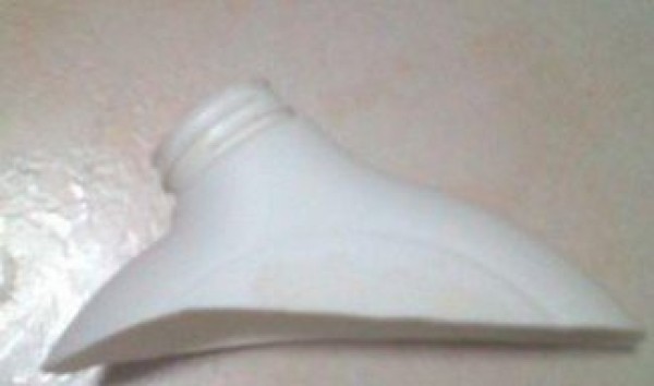 DIY automatic water-absorbing hanging basin for shampoo bottles