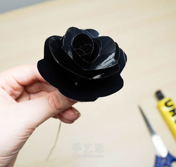 Illustrated tutorial on how to make beautiful roses with VHS tapes