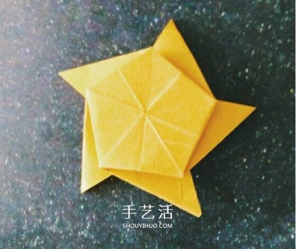 A three-dimensional star with illustrations and a tutorial on how to fold a beautiful five-pointed star