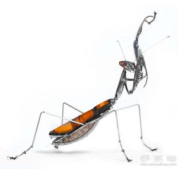 Exquisite animal models made from scrap metal gadgets