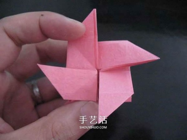 Giving a small gift to your first love! Illustration of how to fold an origami rose ring