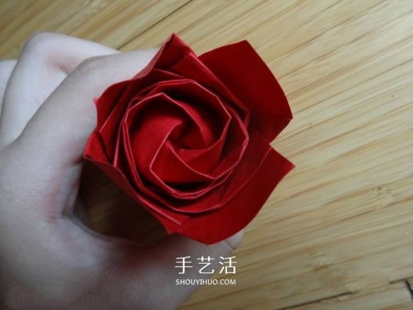 Represents beauty and love! Step by step illustration of handmade origami roses