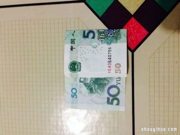 Illustration of how to fold paper money origami 520 (I love you) to express love