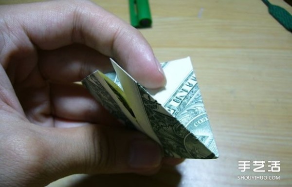 Illustration of the origami method of folding a dollar heart into a dollar bill