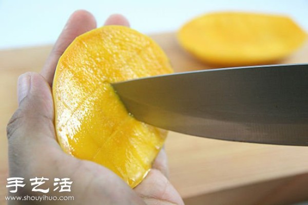 The cutting method of mango dices teaches you how to cut beautiful mango dices