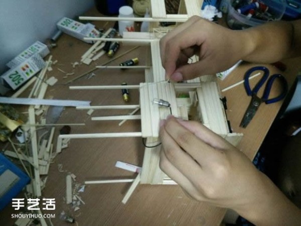 Disposable chopsticks are used to hand-make a life-like villa model, the steps are complete! 