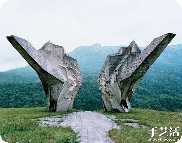 Former Yugoslavia: Postmodern Monumental Sculptures