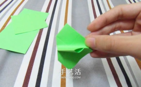 Tutorial on handmade origami flower holders can perfectly match Kawasaki roses