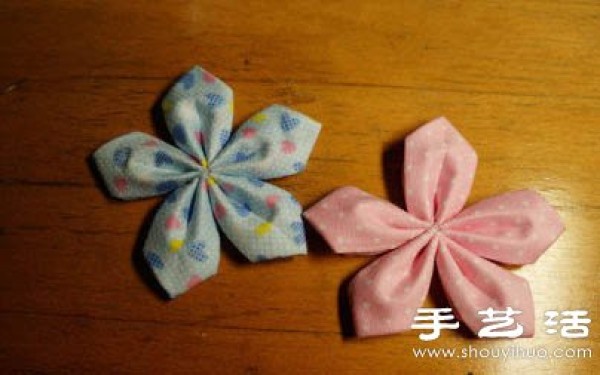 Illustrated tutorial for hand-made flower decoration with non-woven fabric