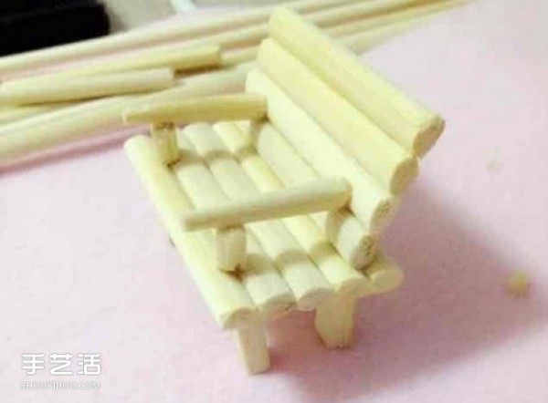 Illustration of how to make a chair with armrests using disposable chopsticks