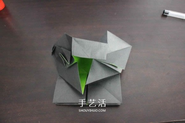 Illustrations of how to fold the NIKE logo using the origami method