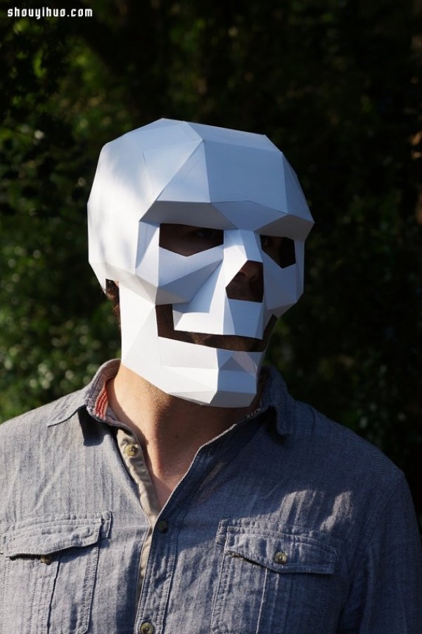 Halloween is coming, awesome people use thick cardboard to make super handsome skull masks