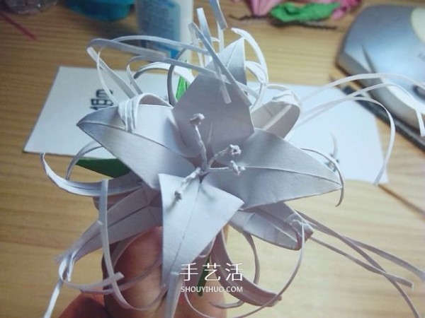 Illustration of folding method of Mandala flower, how to fold white Bana flower by hand