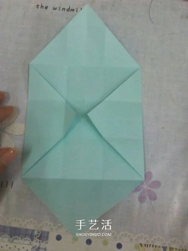 The folding method of the square packaging box with lid also includes the bow tie on the lid