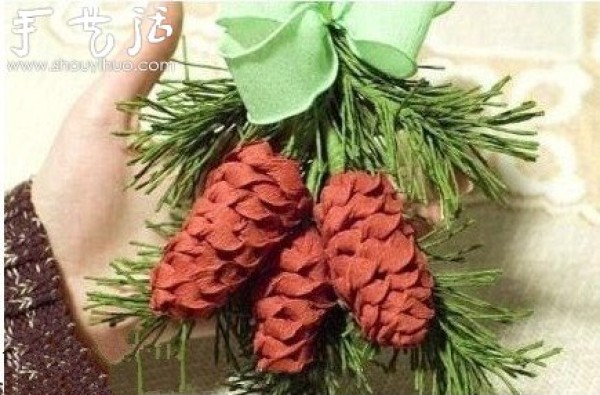 How to make DIY pine cone hanging ornaments from crepe paper