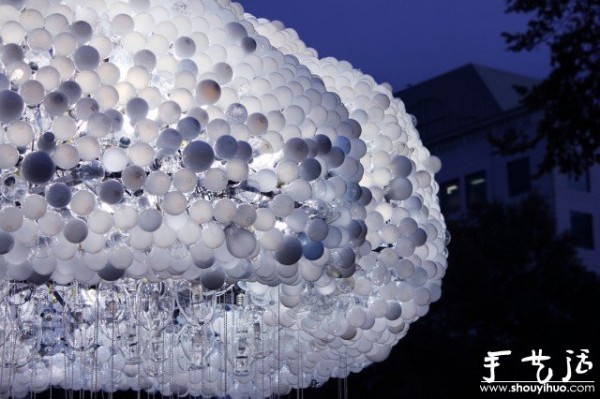 The "light bulb cloud" of discarded light bulb DIY